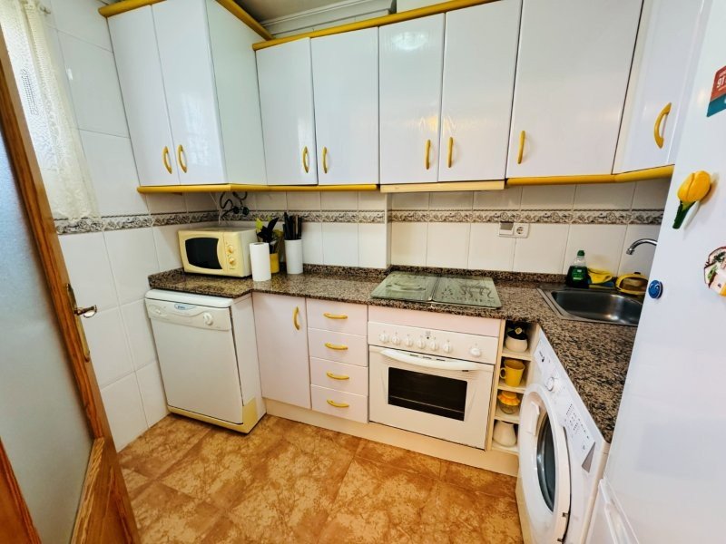 Apartamento de 2 dormitorios y 1 baño con plaza de garaje cubierta y vistas al mar