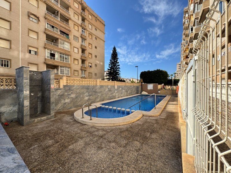 Apartamento de 2 dormitorios y 1 baño con plaza de garaje cubierta y vistas al mar