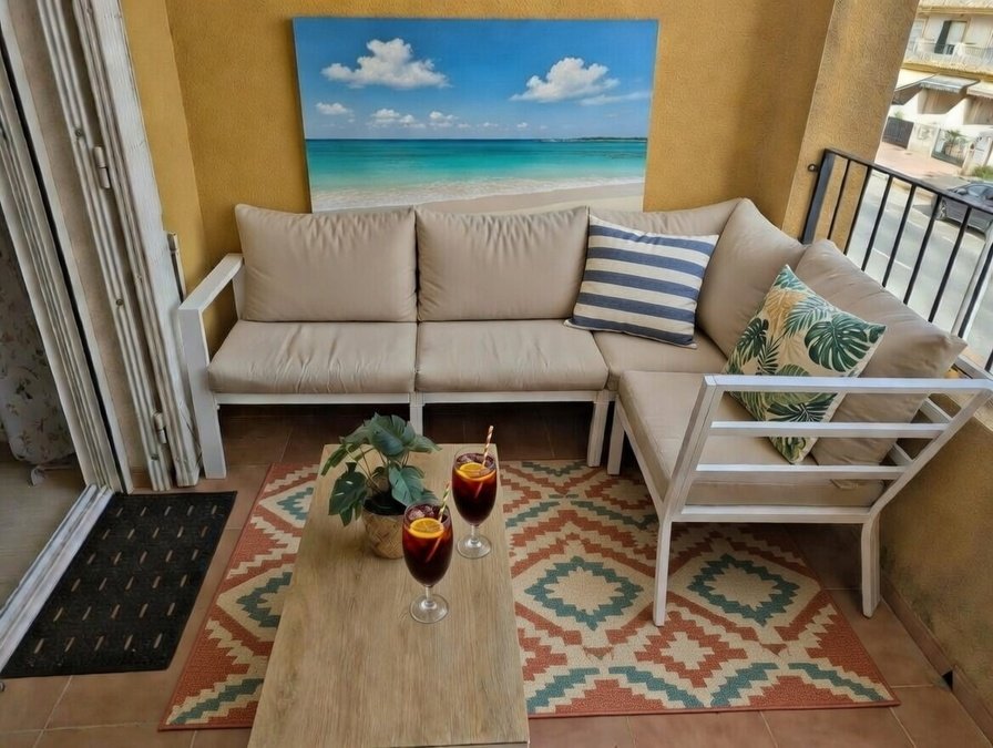 Apartamento de 2 dormitorios y 2 baños con solárium y piscina comunitaria