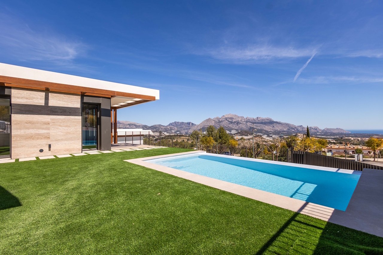 Villas de 1 sola planta con 3 dormitorios, 2 baños, solario opcional, aire aconditionado, vistas al mar, parking privado y piscina privada
