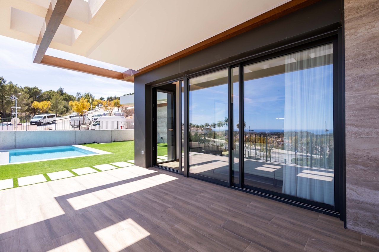 Villas de 1 sola planta con 3 dormitorios, 2 baños, solario opcional, aire aconditionado, vistas al mar, parking privado y piscina privada