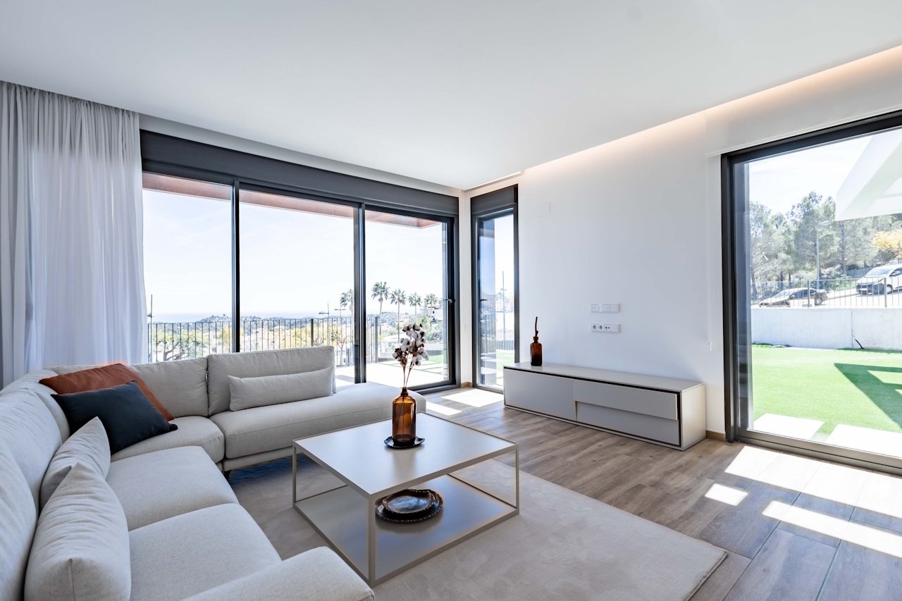 Villas de 1 sola planta con 3 dormitorios, 2 baños, solario opcional, aire aconditionado, vistas al mar, parking privado y piscina privada