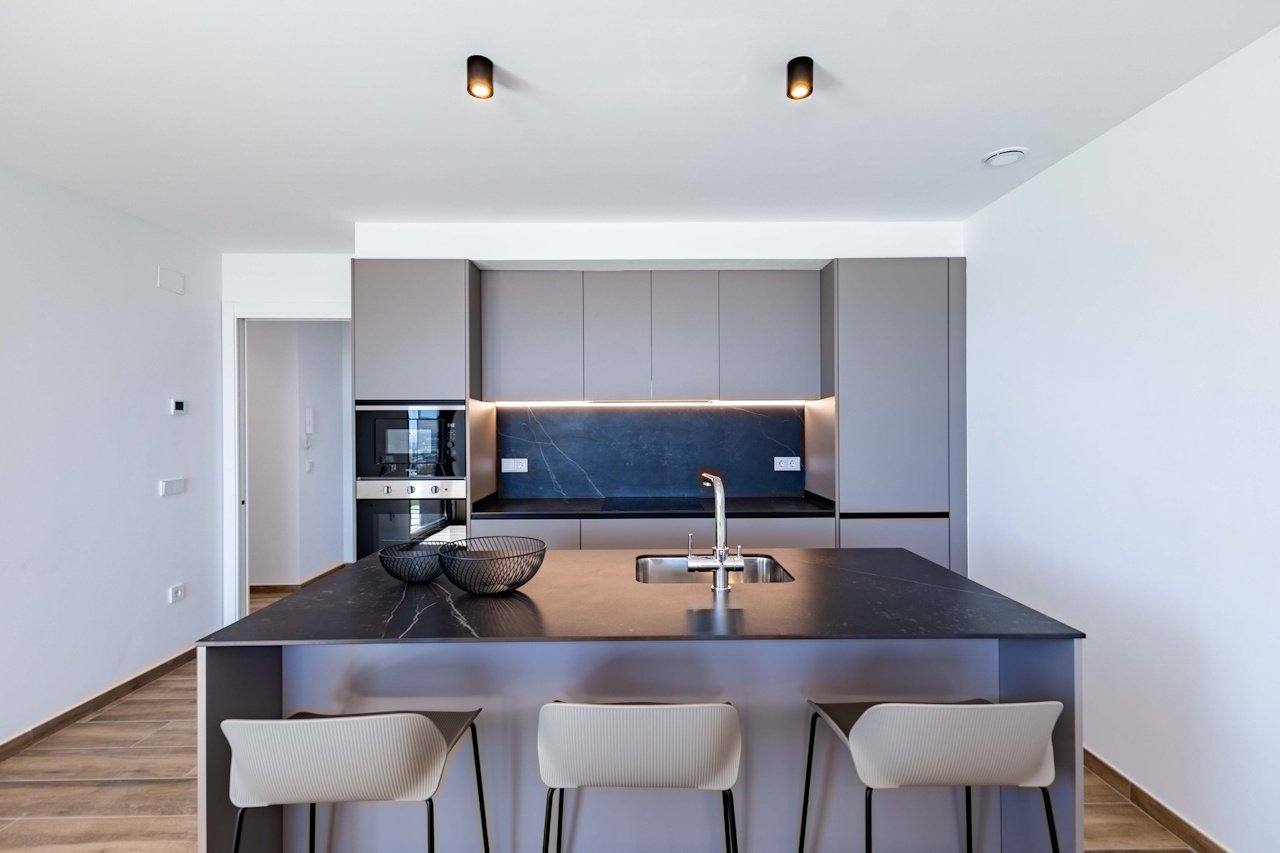 Villas de 1 sola planta con 3 dormitorios, 2 baños, solario opcional, aire aconditionado, vistas al mar, parking privado y piscina privada