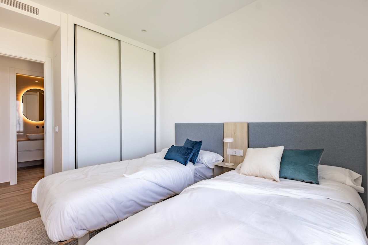 Villas de 1 sola planta con 3 dormitorios, 2 baños, solario opcional, aire aconditionado, vistas al mar, parking privado y piscina privada