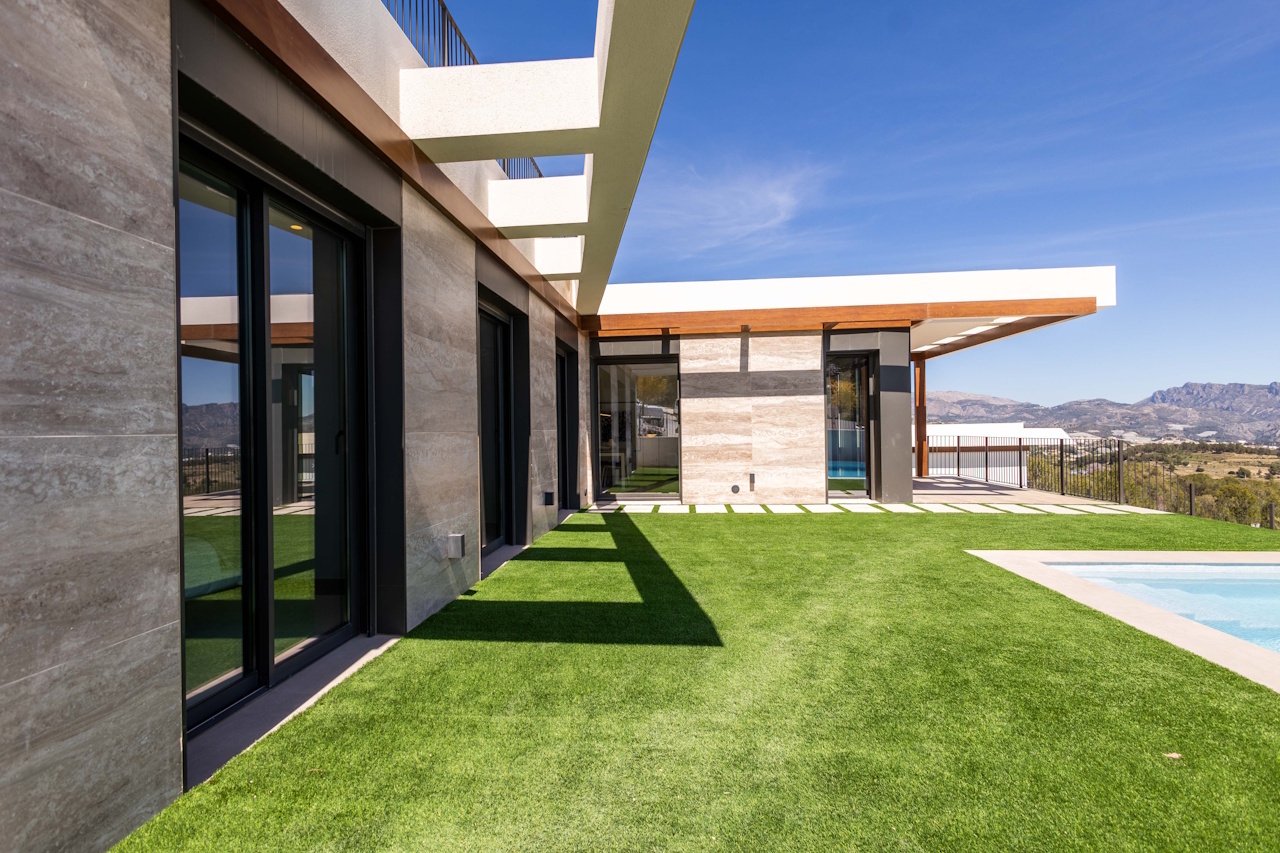 Villas de 1 sola planta con 3 dormitorios, 2 baños, solario opcional, aire aconditionado, vistas al mar, parking privado y piscina privada