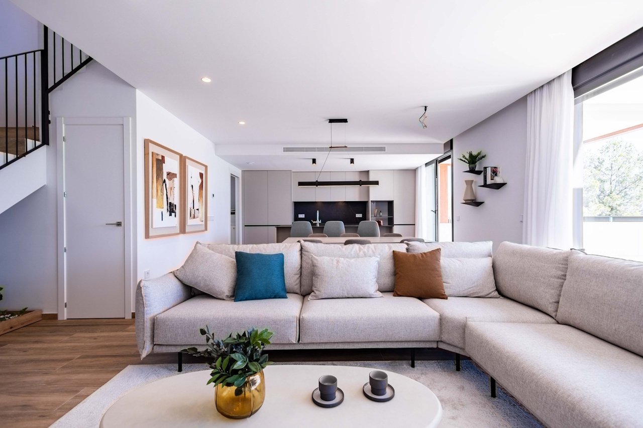 Villas de 2 plantas con 3 dormitorios, 2 baños, aseo, aire aconditionado, vistas al mar, parking privado y piscina privada
