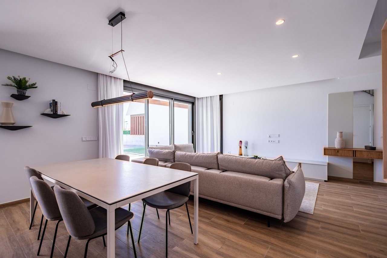 Villas de 2 plantas con 3 dormitorios, 2 baños, aseo, aire aconditionado, vistas al mar, parking privado y piscina privada