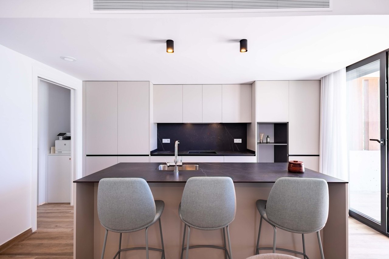 Villas de 2 plantas con 3 dormitorios, 2 baños, aseo, aire aconditionado, vistas al mar, parking privado y piscina privada