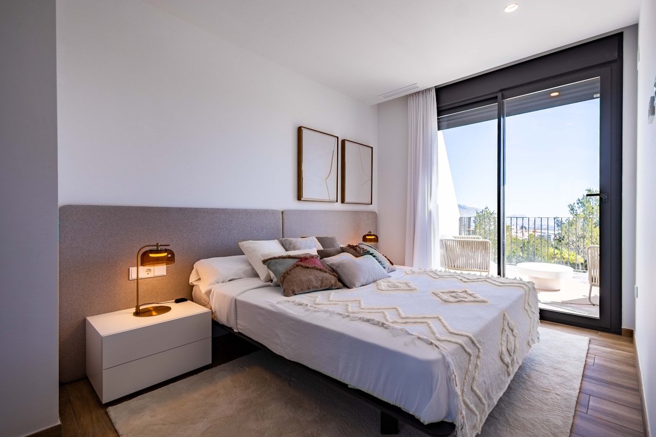 Villas de 2 plantas con 3 dormitorios, 2 baños, aseo, aire aconditionado, vistas al mar, parking privado y piscina privada