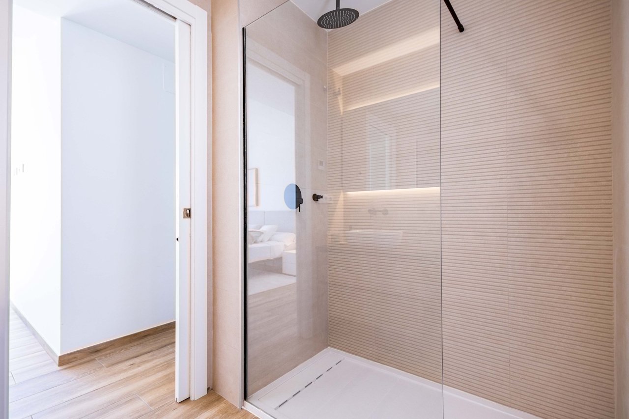 Villas de 2 plantas con 3 dormitorios, 2 baños, aseo, aire aconditionado, vistas al mar, parking privado y piscina privada