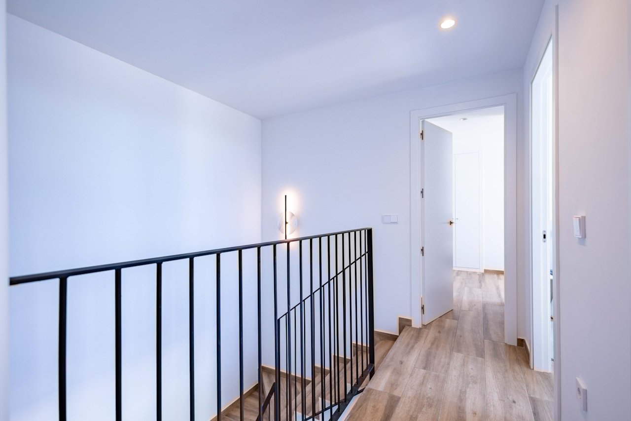 Villas de 2 plantas con 3 dormitorios, 2 baños, aseo, aire aconditionado, vistas al mar, parking privado y piscina privada