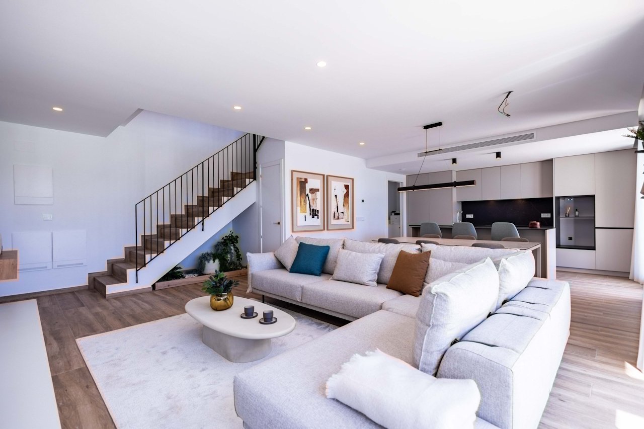 Villas de 2 plantas con 3 dormitorios, 2 baños, aseo, aire aconditionado, vistas al mar, parking privado y piscina privada