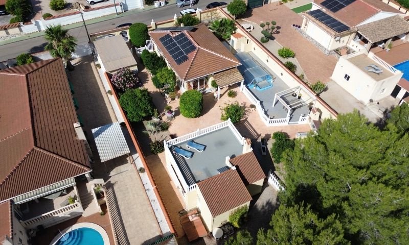Magnífica villa en El Pinar de Campoverde con casa de invitados, garaje y piscina privada