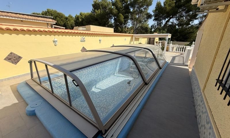 Magnífica villa en El Pinar de Campoverde con casa de invitados, garaje y piscina privada
