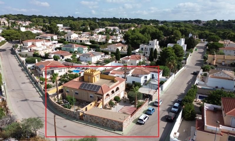 Magnífico chalet individual con 5 dormitorios y 6 baños