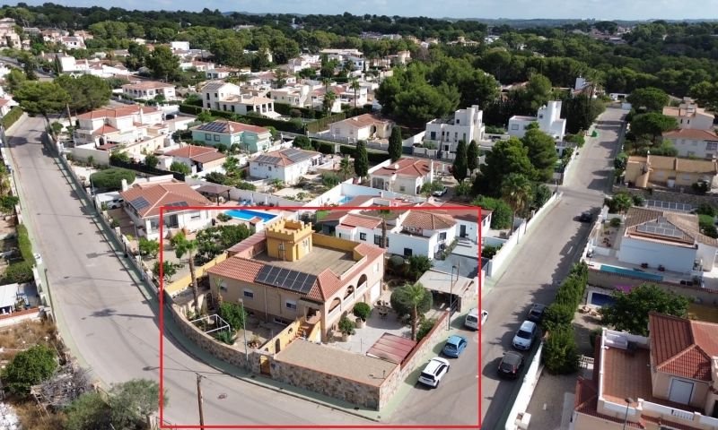 Magnífico chalet individual con 5 dormitorios y 6 baños