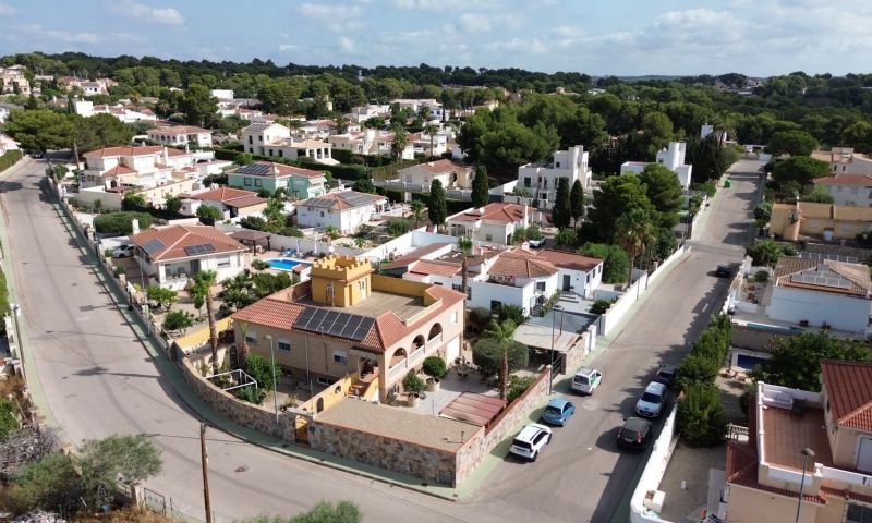 Magnífico chalet individual con 5 dormitorios y 6 baños