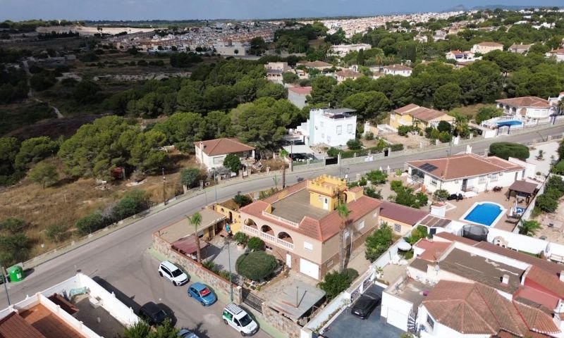 Magnífico chalet individual con 5 dormitorios y 6 baños