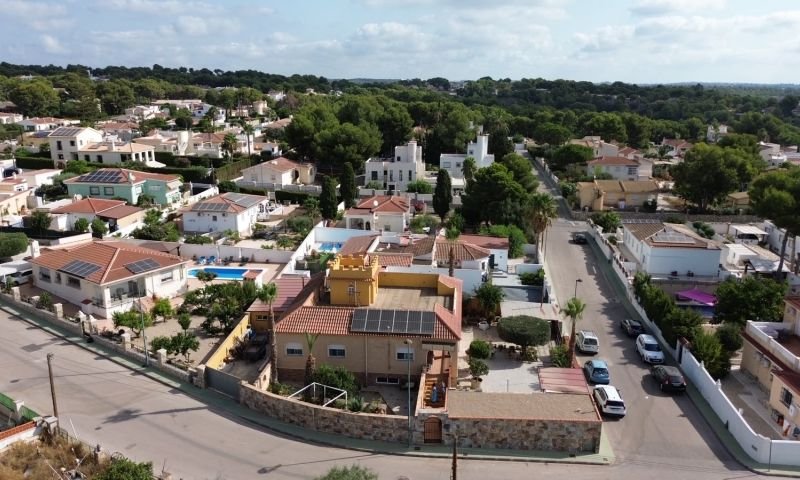 Magnífico chalet individual con 5 dormitorios y 6 baños