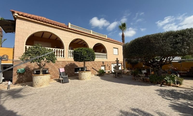 Magnífico chalet individual con 5 dormitorios y 6 baños