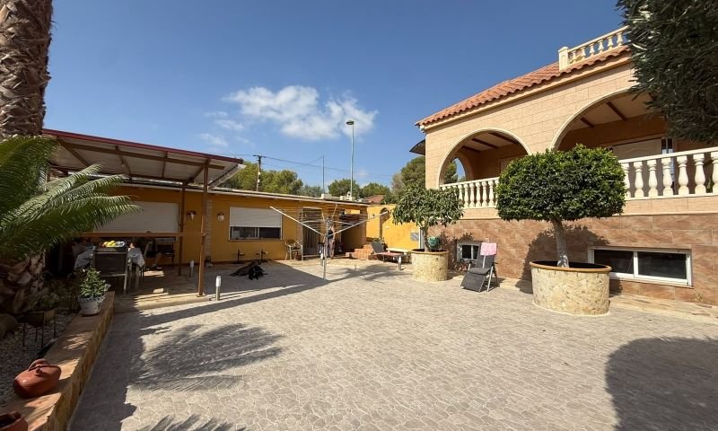 Magnífico chalet individual con 5 dormitorios y 6 baños
