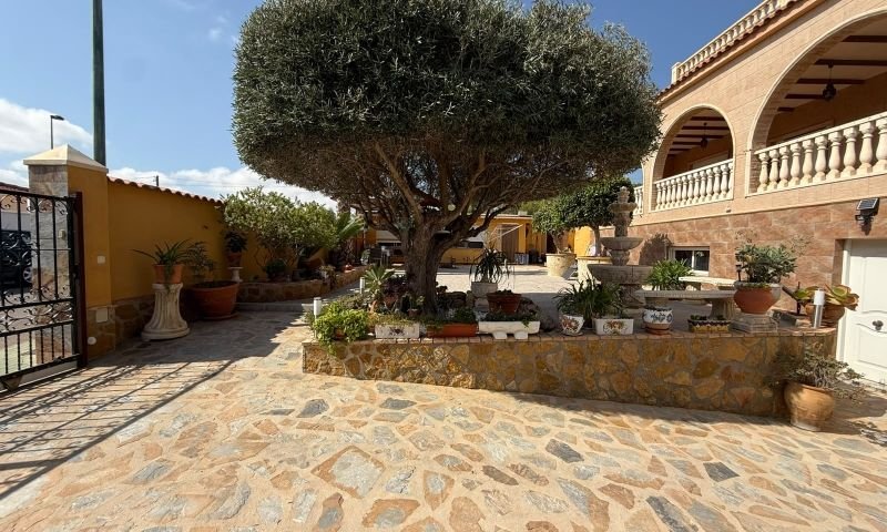 Magnífico chalet individual con 5 dormitorios y 6 baños