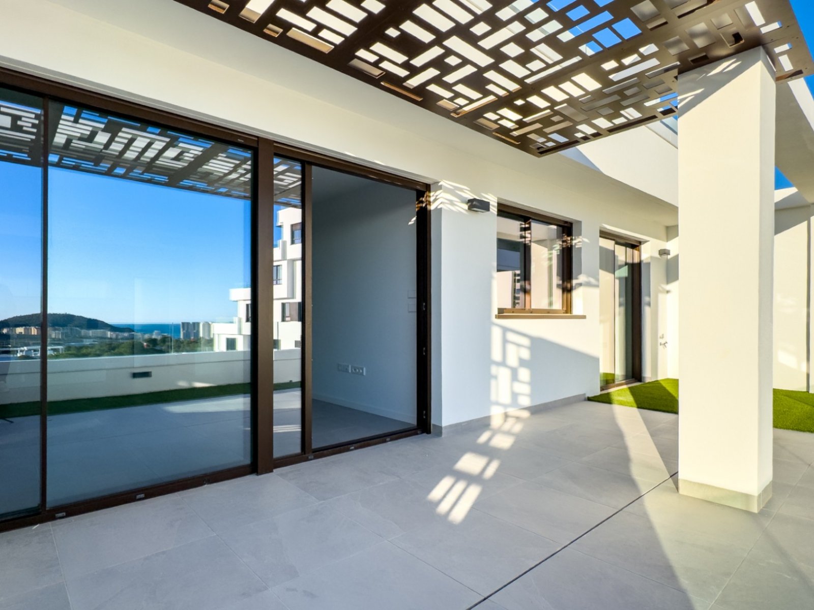 Apartamento moderno de 2 habitaciones recién construido con vistas al mar, entregado recientemente
