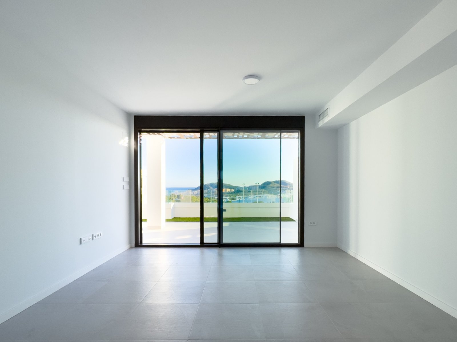 Apartamento moderno de 2 habitaciones recién construido con vistas al mar, entregado recientemente
