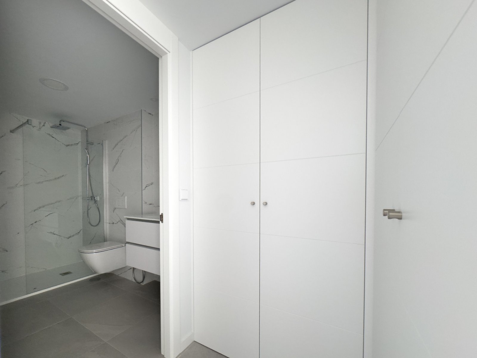 Apartamento moderno de 2 habitaciones recién construido con vistas al mar, entregado recientemente