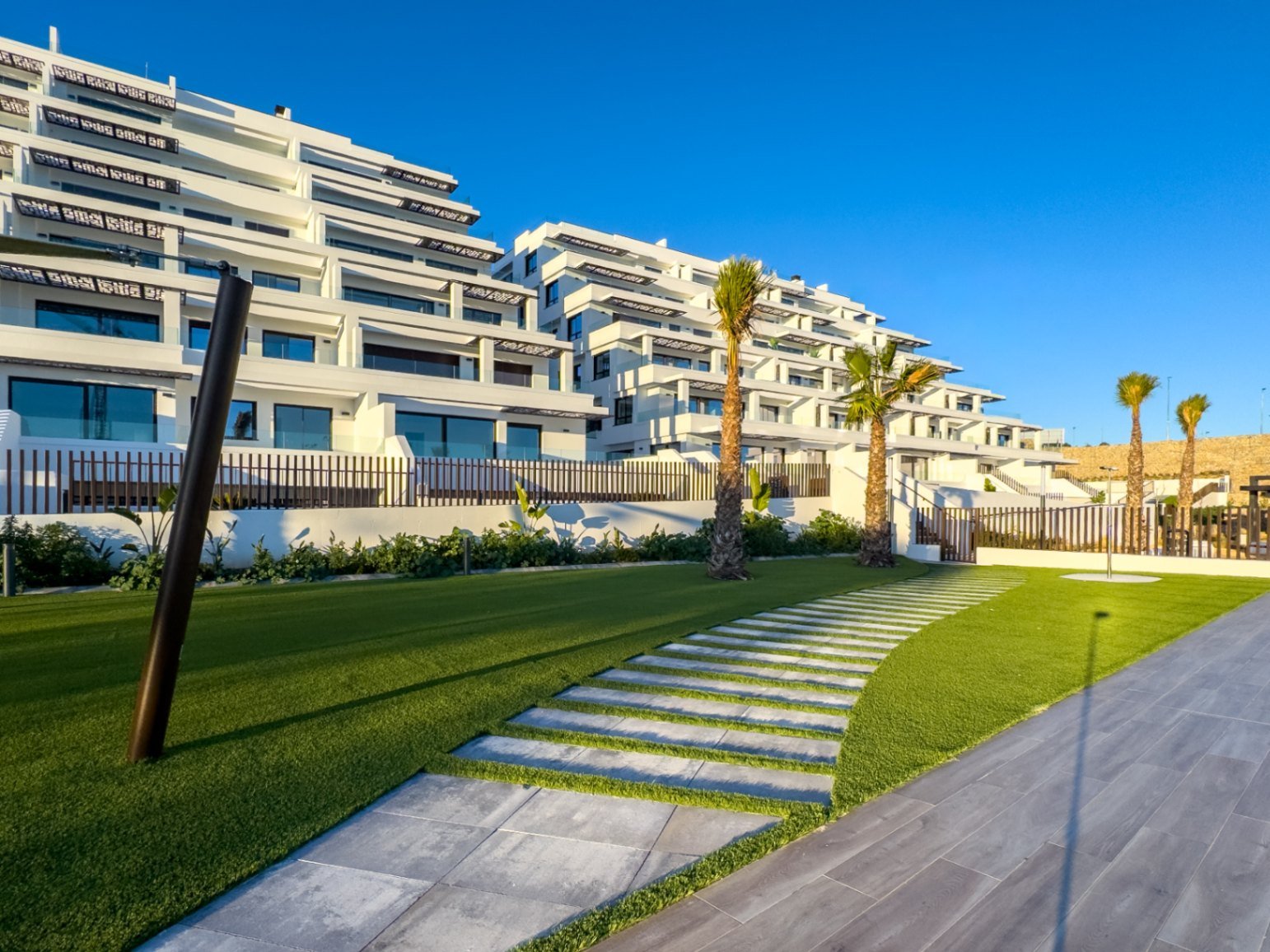 Apartamento moderno de 2 habitaciones recién construido con vistas al mar, entregado recientemente
