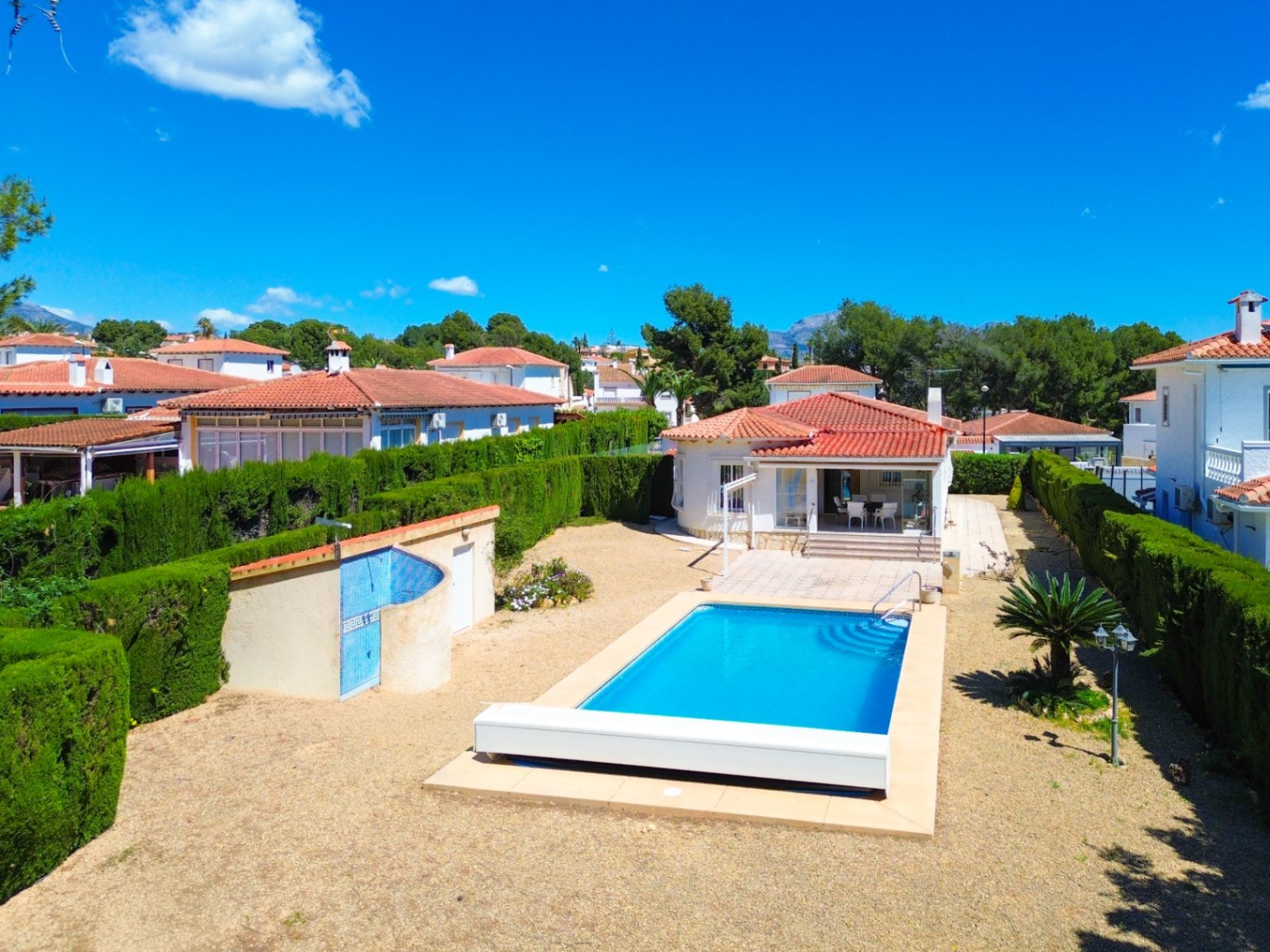 Villa de una sola planta con 3 dormitorios, 1 baño, garaje y piscina privada en Barranco Hondo