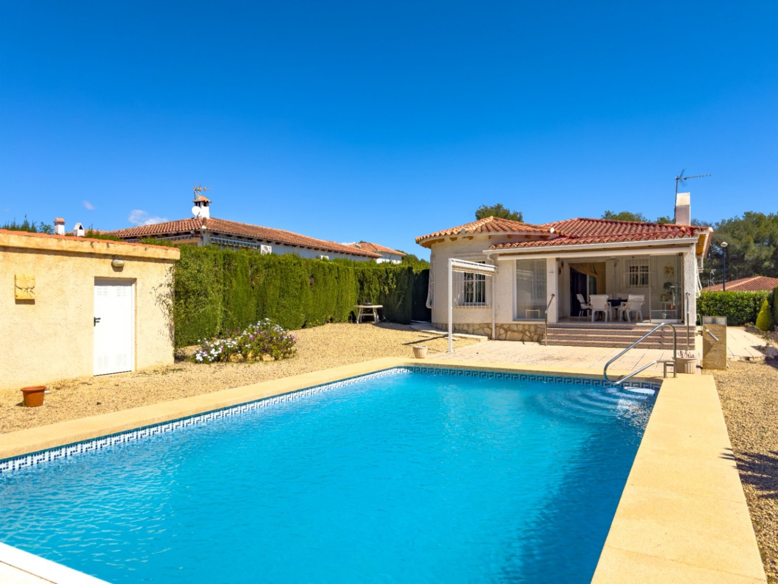 Villa de una sola planta con 3 dormitorios, 1 baño, garaje y piscina privada en Barranco Hondo