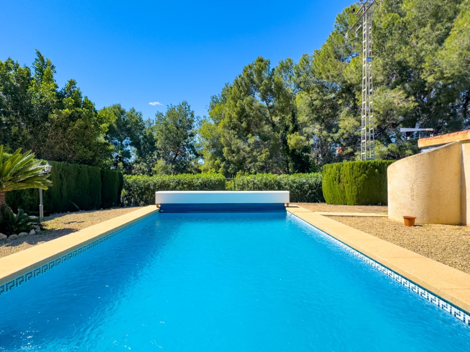 Villa de una sola planta con 3 dormitorios, 1 baño, garaje y piscina privada en Barranco Hondo