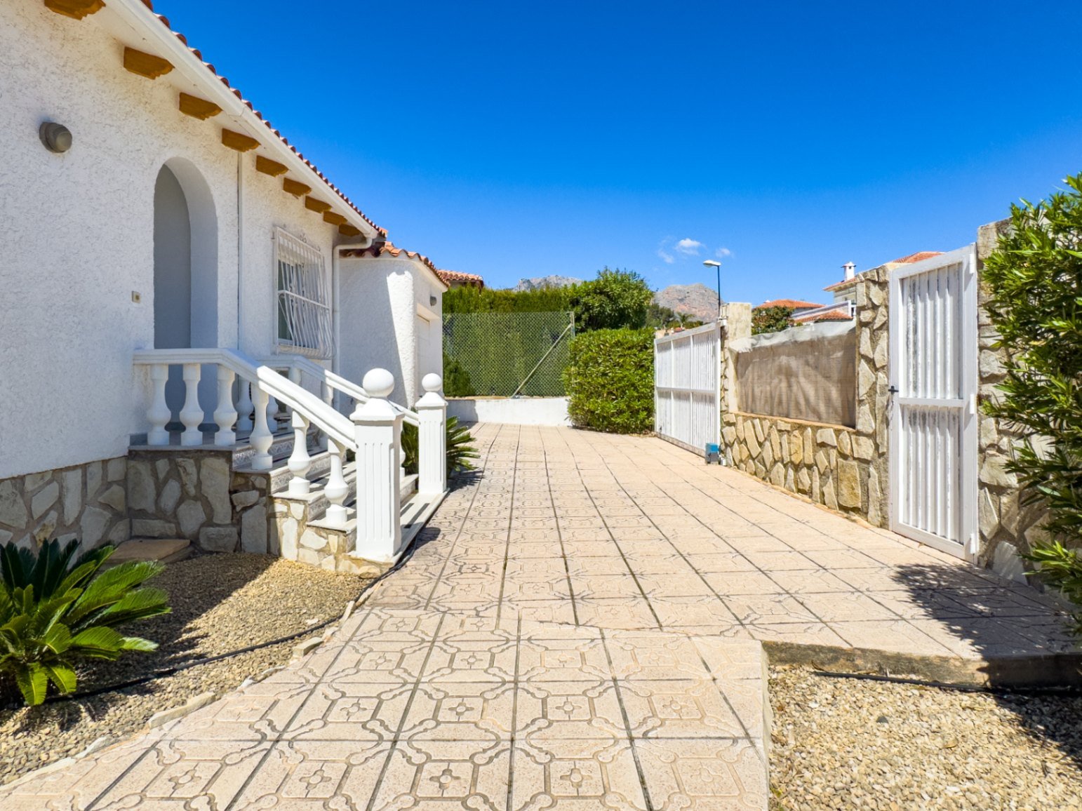 Villa de una sola planta con 3 dormitorios, 1 baño, garaje y piscina privada en Barranco Hondo