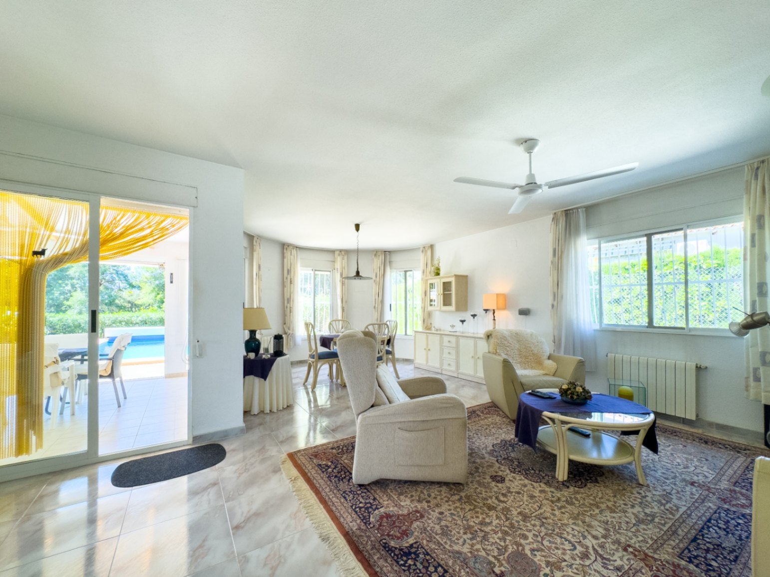 Villa de una sola planta con 3 dormitorios, 1 baño, garaje y piscina privada en Barranco Hondo