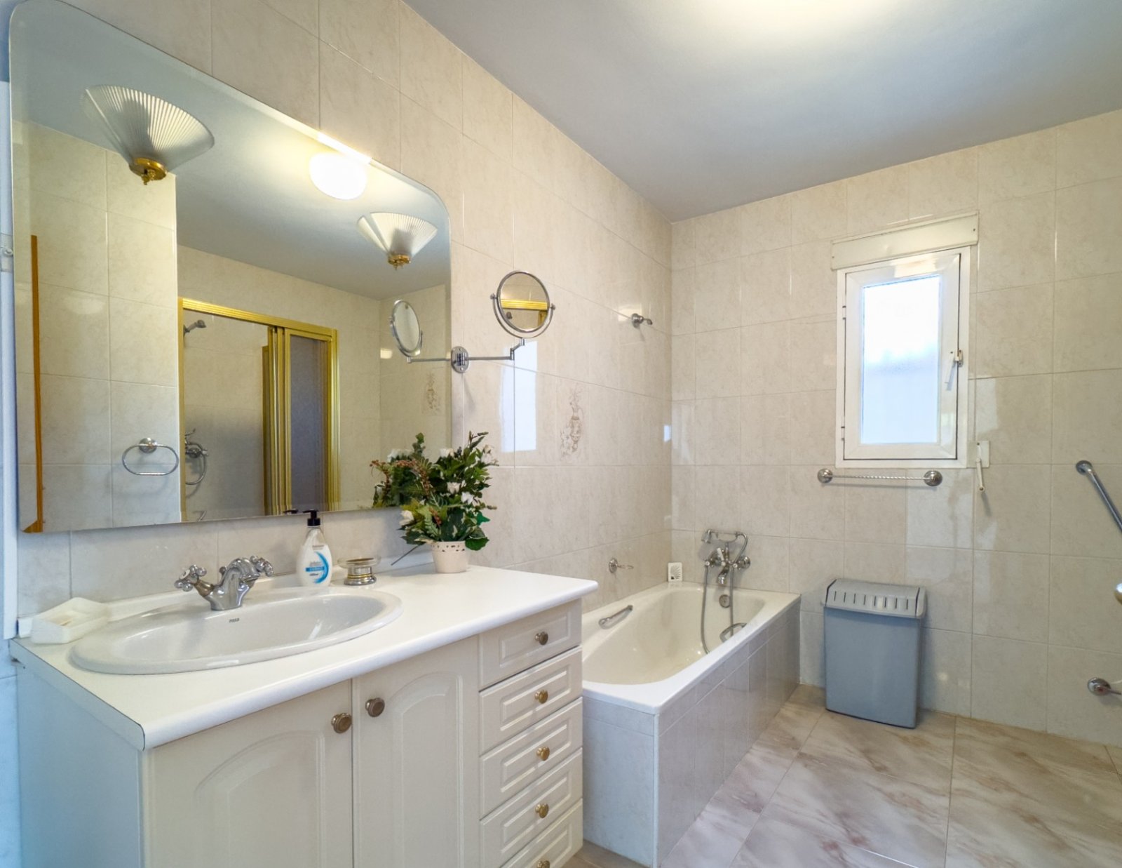 Villa de una sola planta con 3 dormitorios, 1 baño, garaje y piscina privada en Barranco Hondo