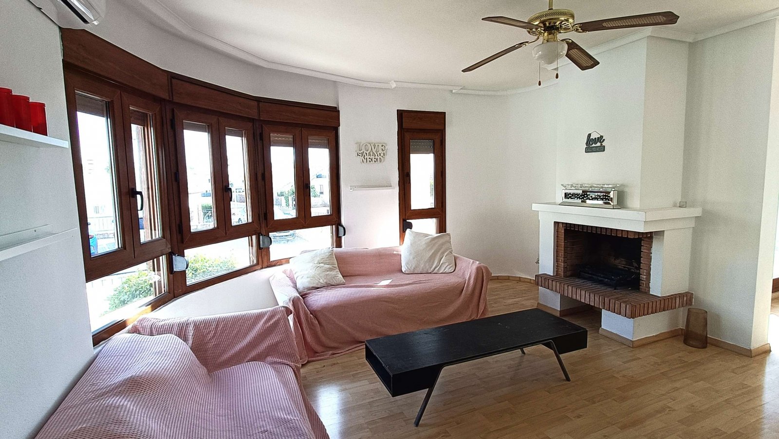 Villa de 3 dormitorios, 2 baños, plaza de aparcamiento y piscina comunitaria en La Finca Golf Resort