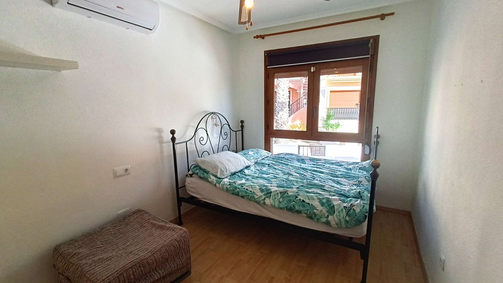Villa de 3 dormitorios, 2 baños, plaza de aparcamiento y piscina comunitaria en La Finca Golf Resort