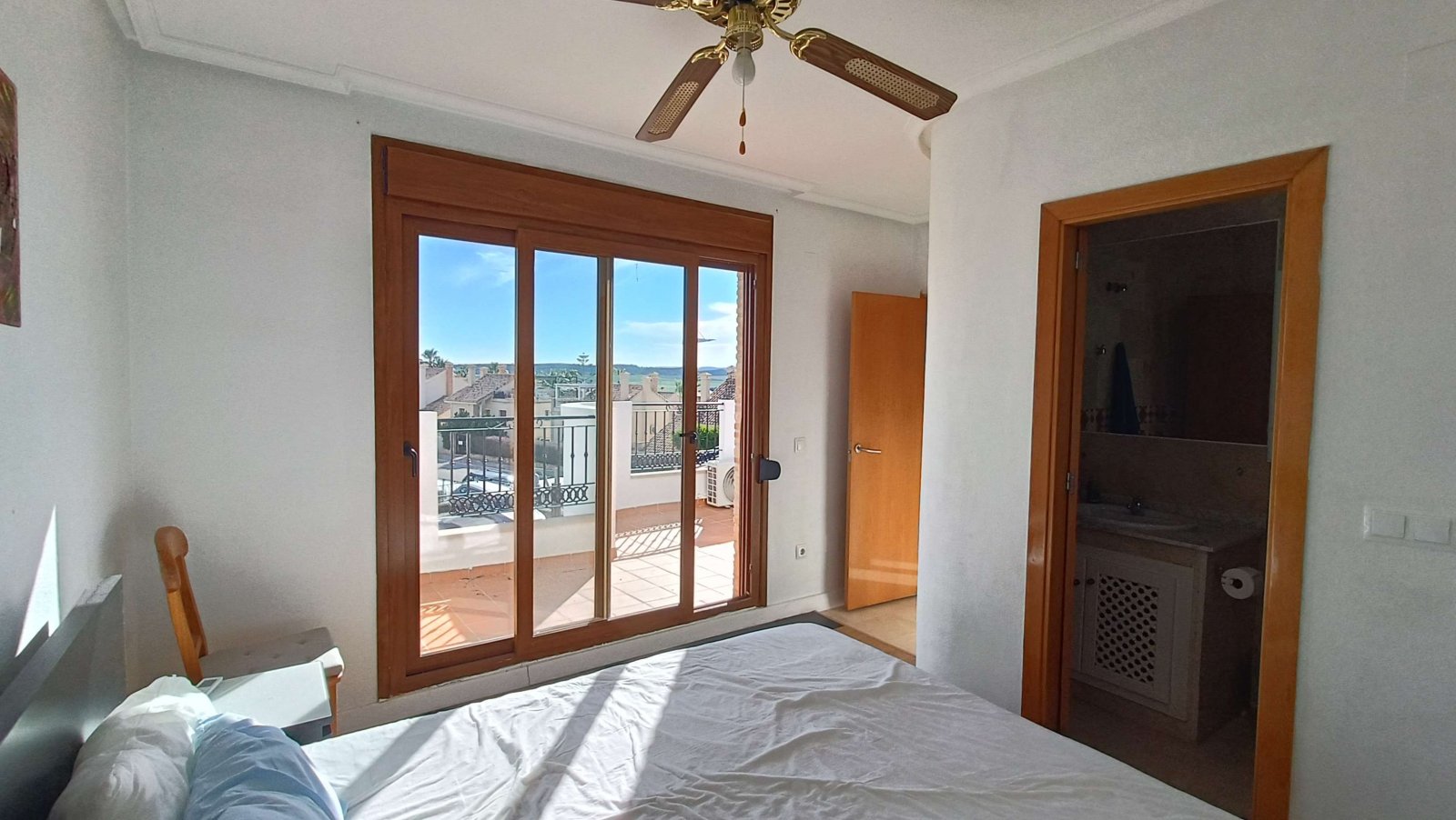 Villa de 3 dormitorios, 2 baños, plaza de aparcamiento y piscina comunitaria en La Finca Golf Resort