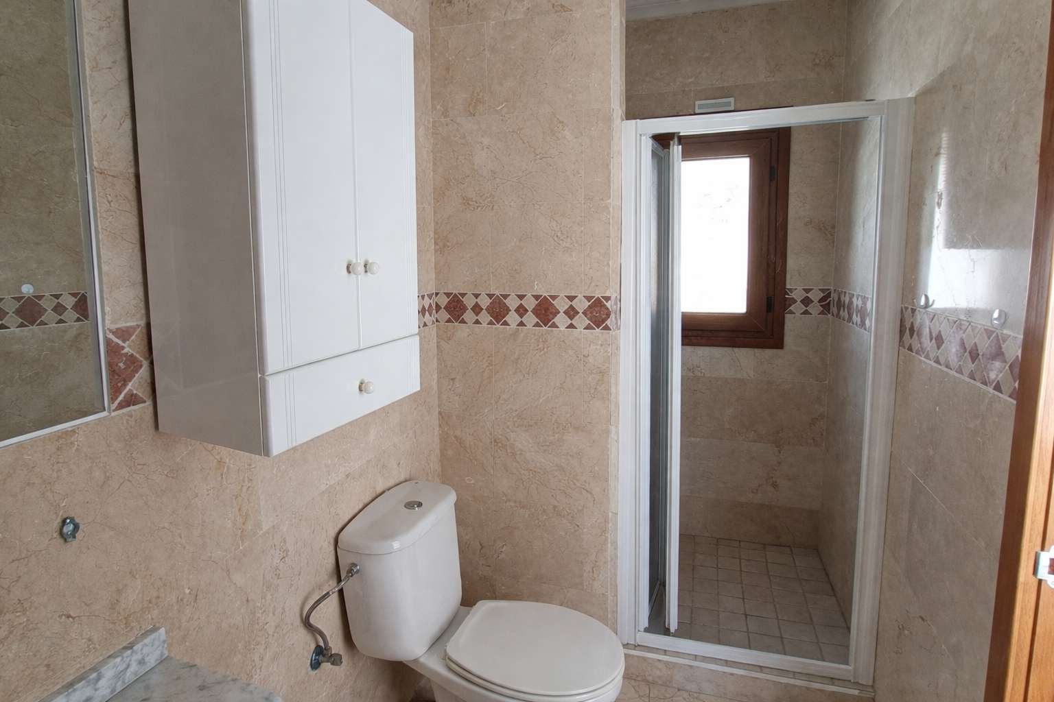 Villa de 3 dormitorios, 2 baños, plaza de aparcamiento y piscina comunitaria en La Finca Golf Resort