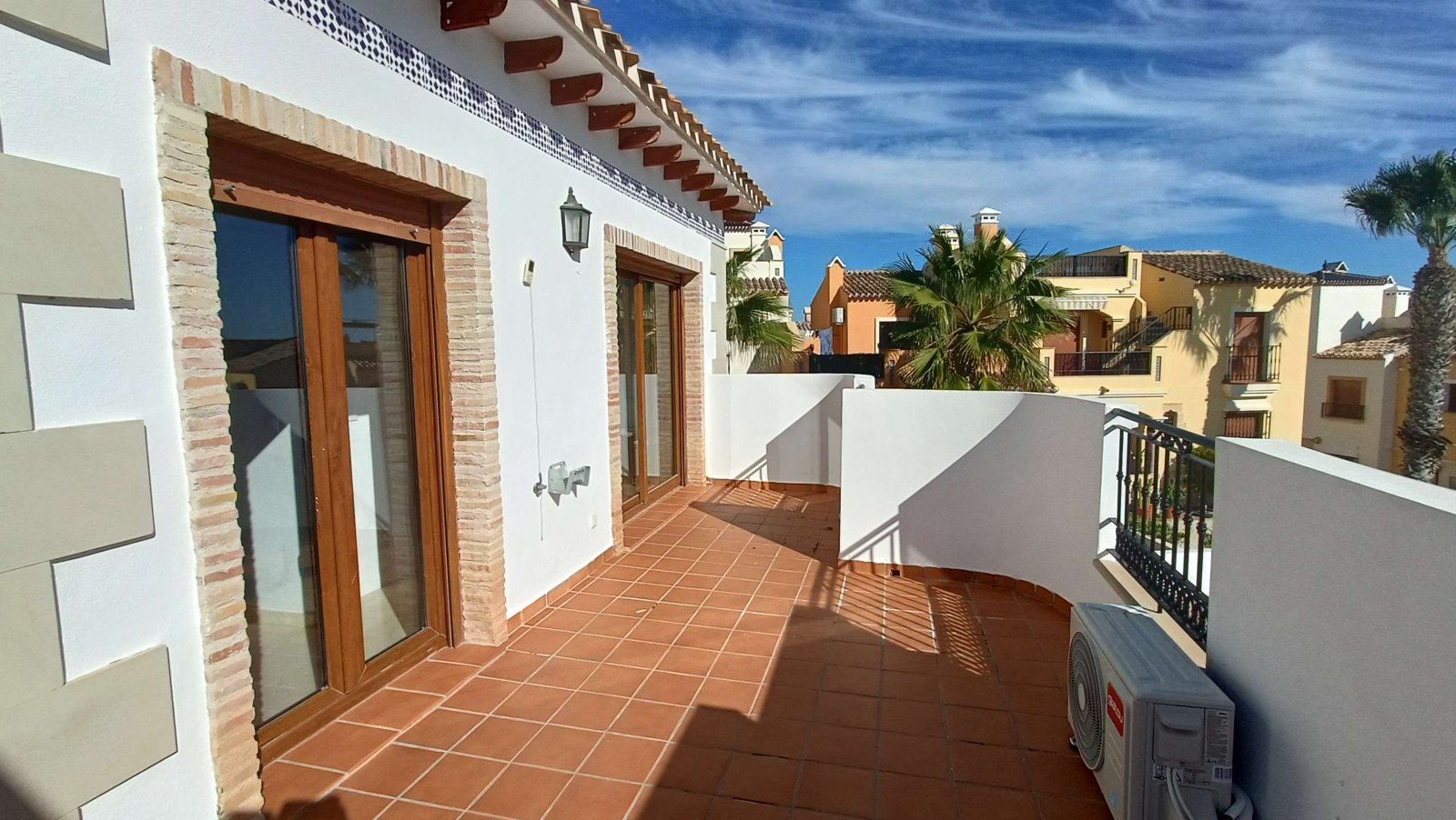 Villa de 3 dormitorios, 2 baños, plaza de aparcamiento y piscina comunitaria en La Finca Golf Resort