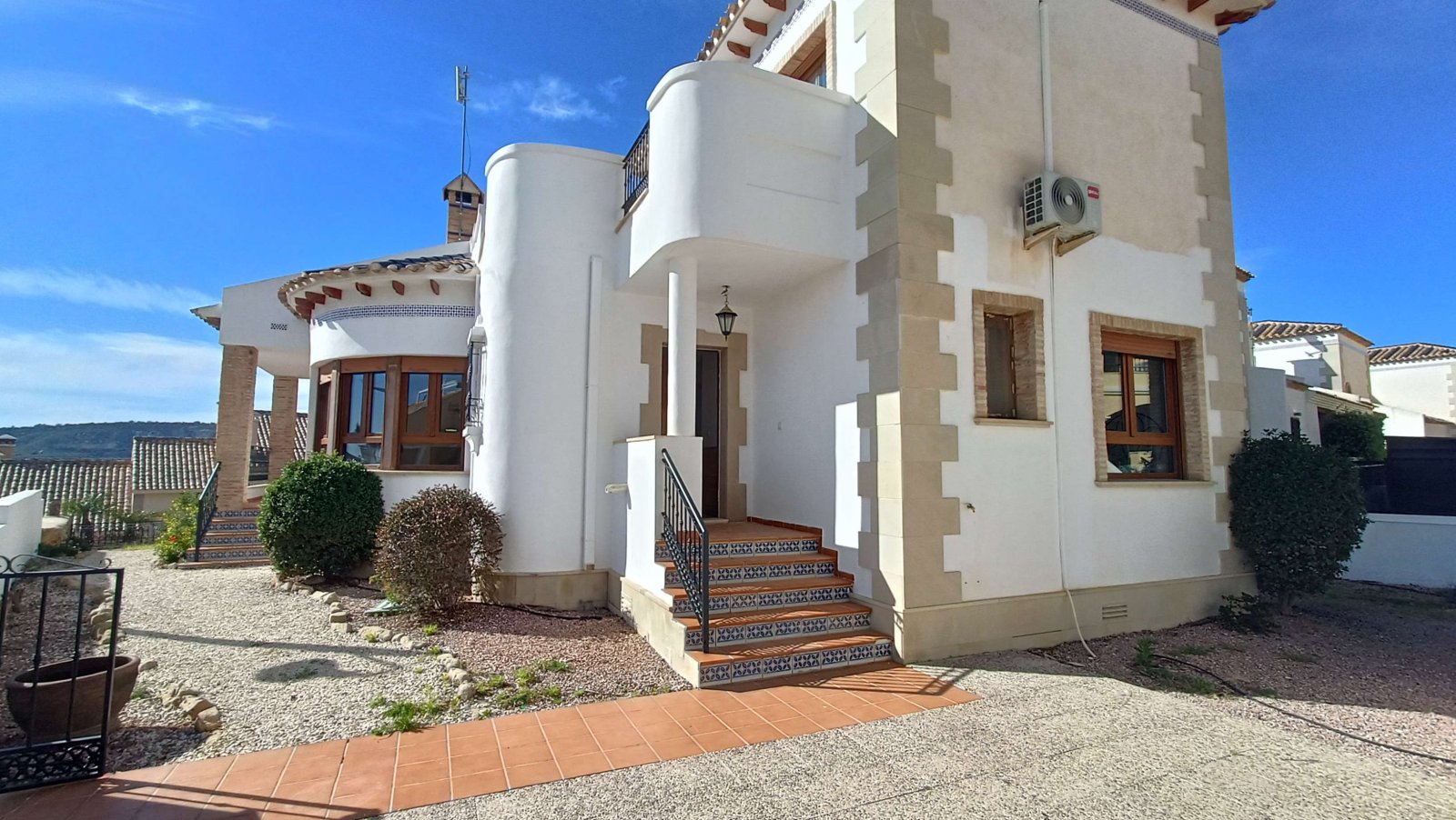 Villa de 3 dormitorios, 2 baños, plaza de aparcamiento y piscina comunitaria en La Finca Golf Resort