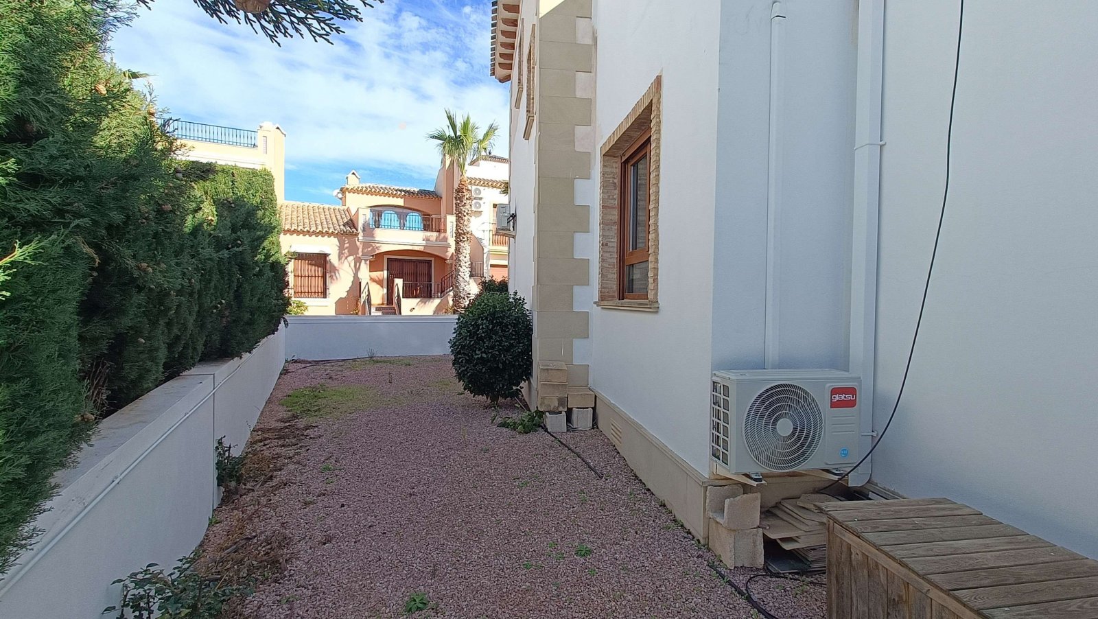 Villa de 3 dormitorios, 2 baños, plaza de aparcamiento y piscina comunitaria en La Finca Golf Resort
