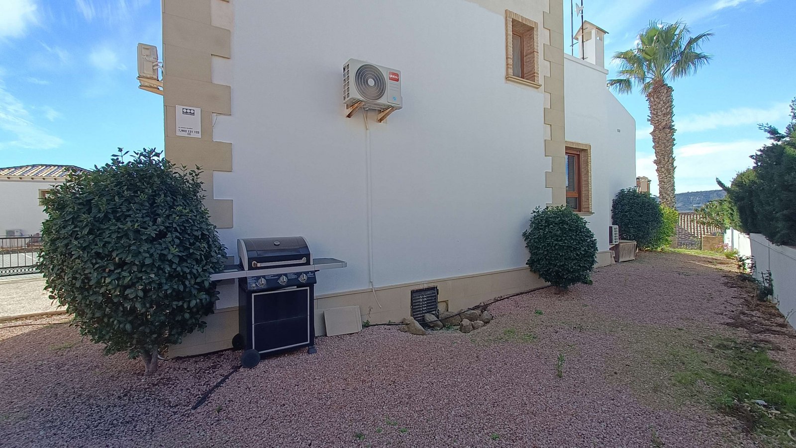 Villa de 3 dormitorios, 2 baños, plaza de aparcamiento y piscina comunitaria en La Finca Golf Resort
