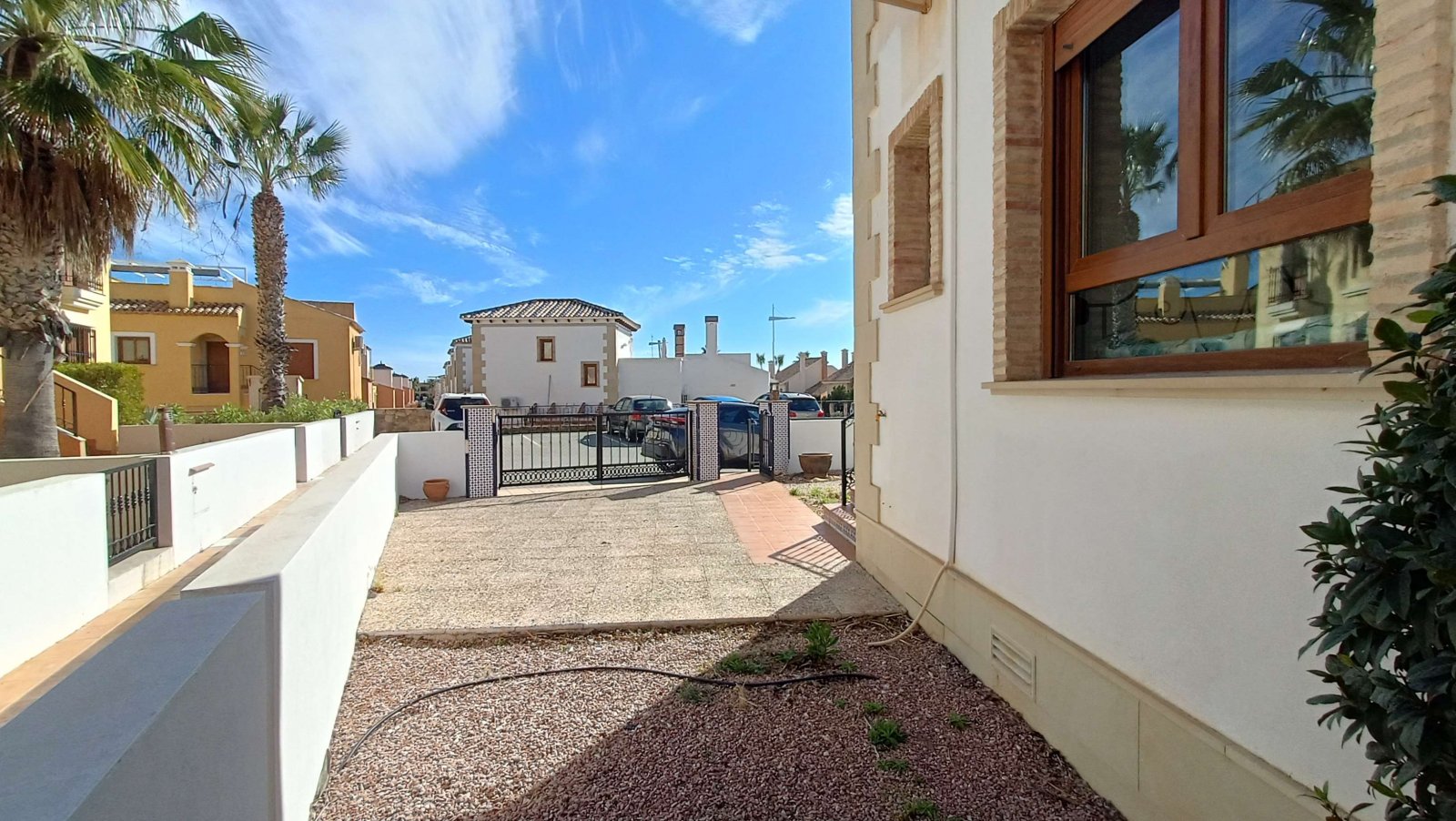 Villa de 3 dormitorios, 2 baños, plaza de aparcamiento y piscina comunitaria en La Finca Golf Resort