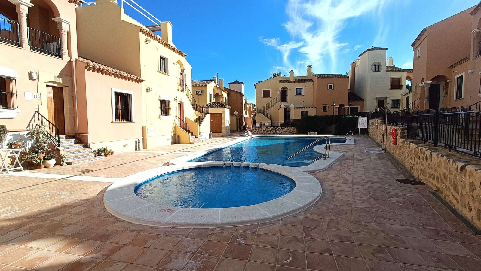 Villa de 3 dormitorios, 2 baños, plaza de aparcamiento y piscina comunitaria en La Finca Golf Resort
