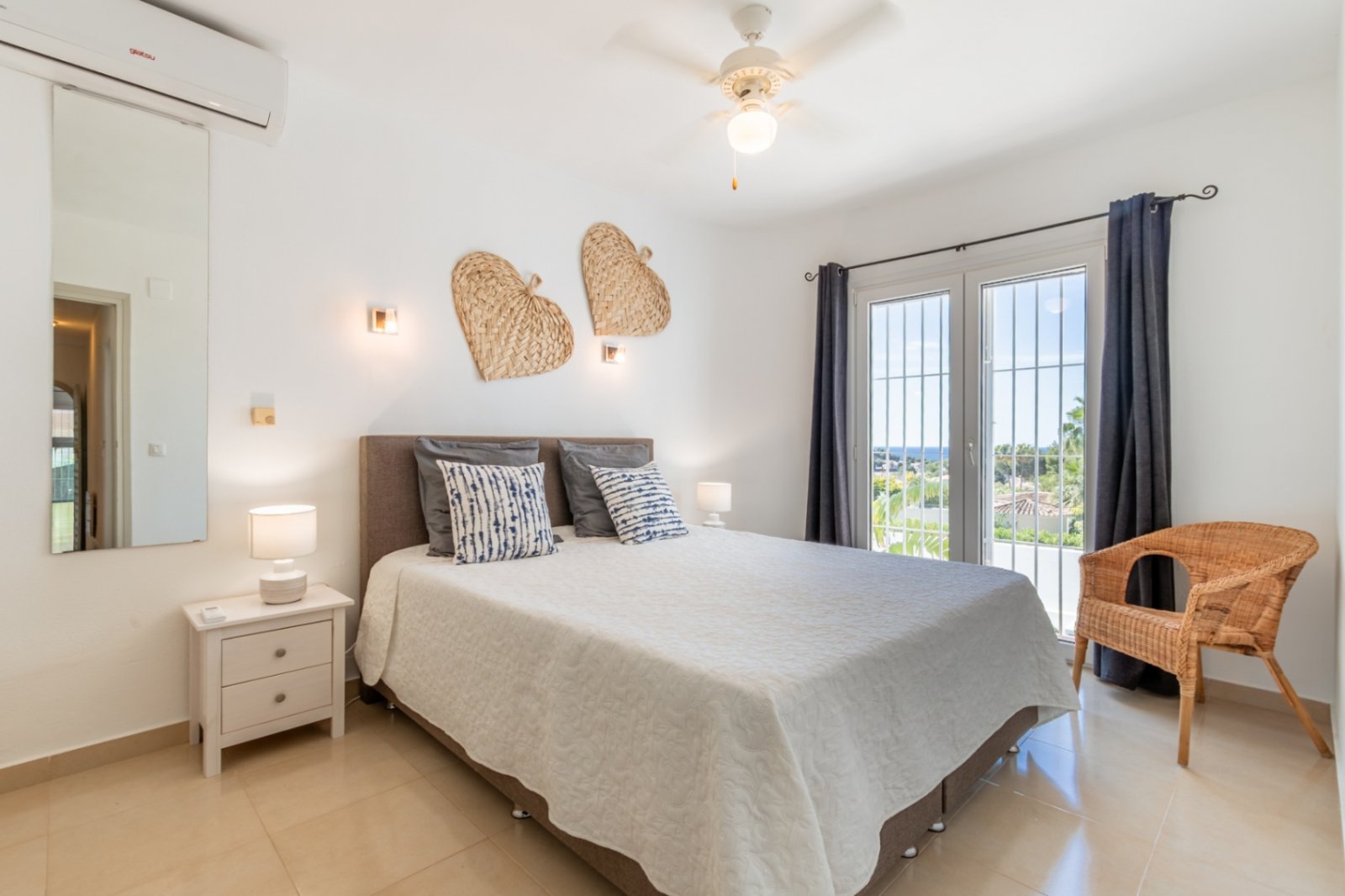 Villa de 4 dormitorios y 3 baños con aseo, piscina privada y fantásticas vistas al mar