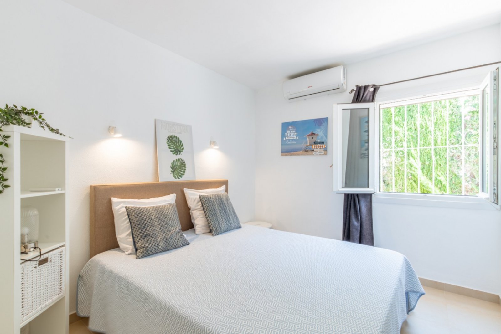 Villa de 4 dormitorios y 3 baños con aseo, piscina privada y fantásticas vistas al mar