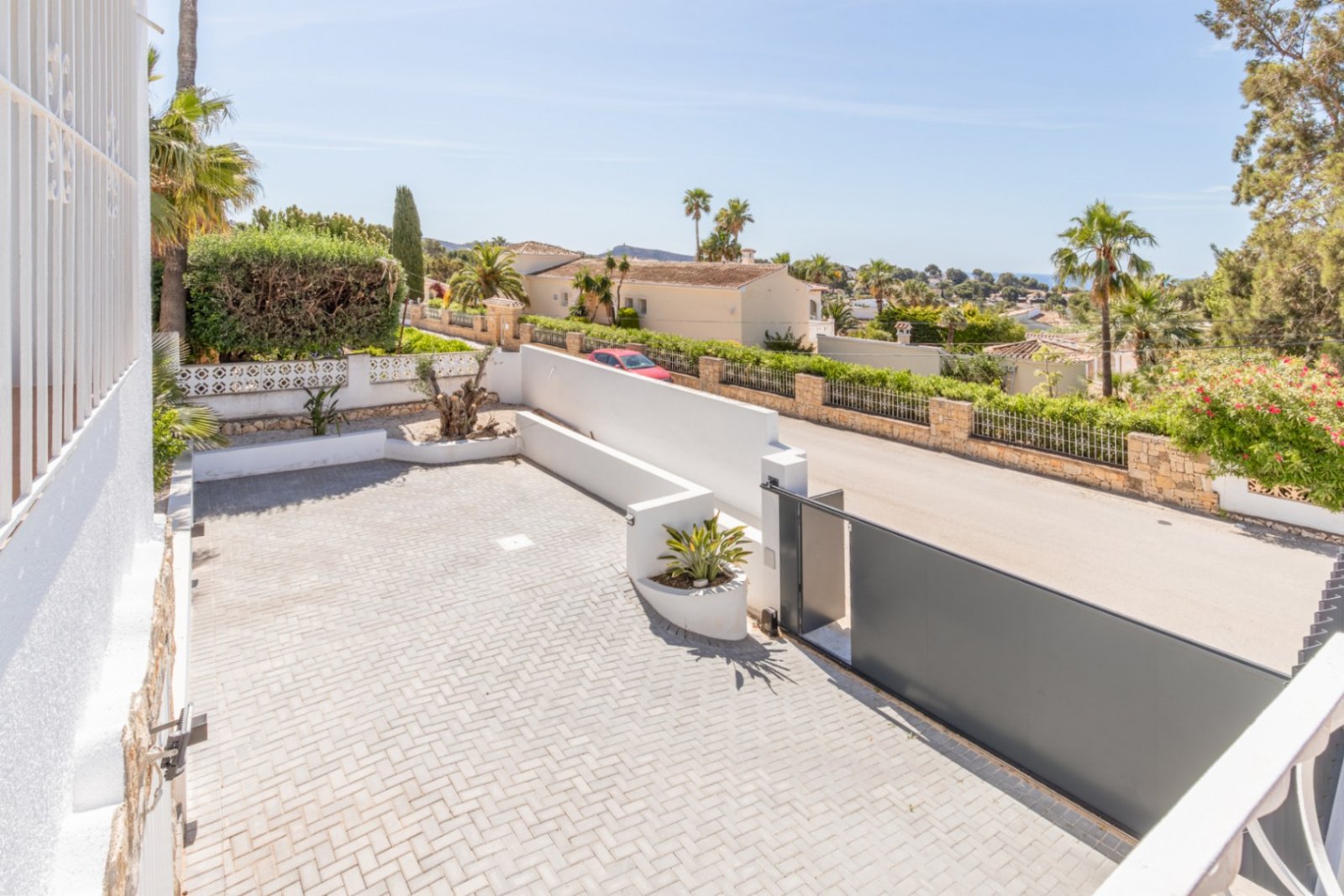 Villa de 4 dormitorios y 3 baños con aseo, piscina privada y fantásticas vistas al mar