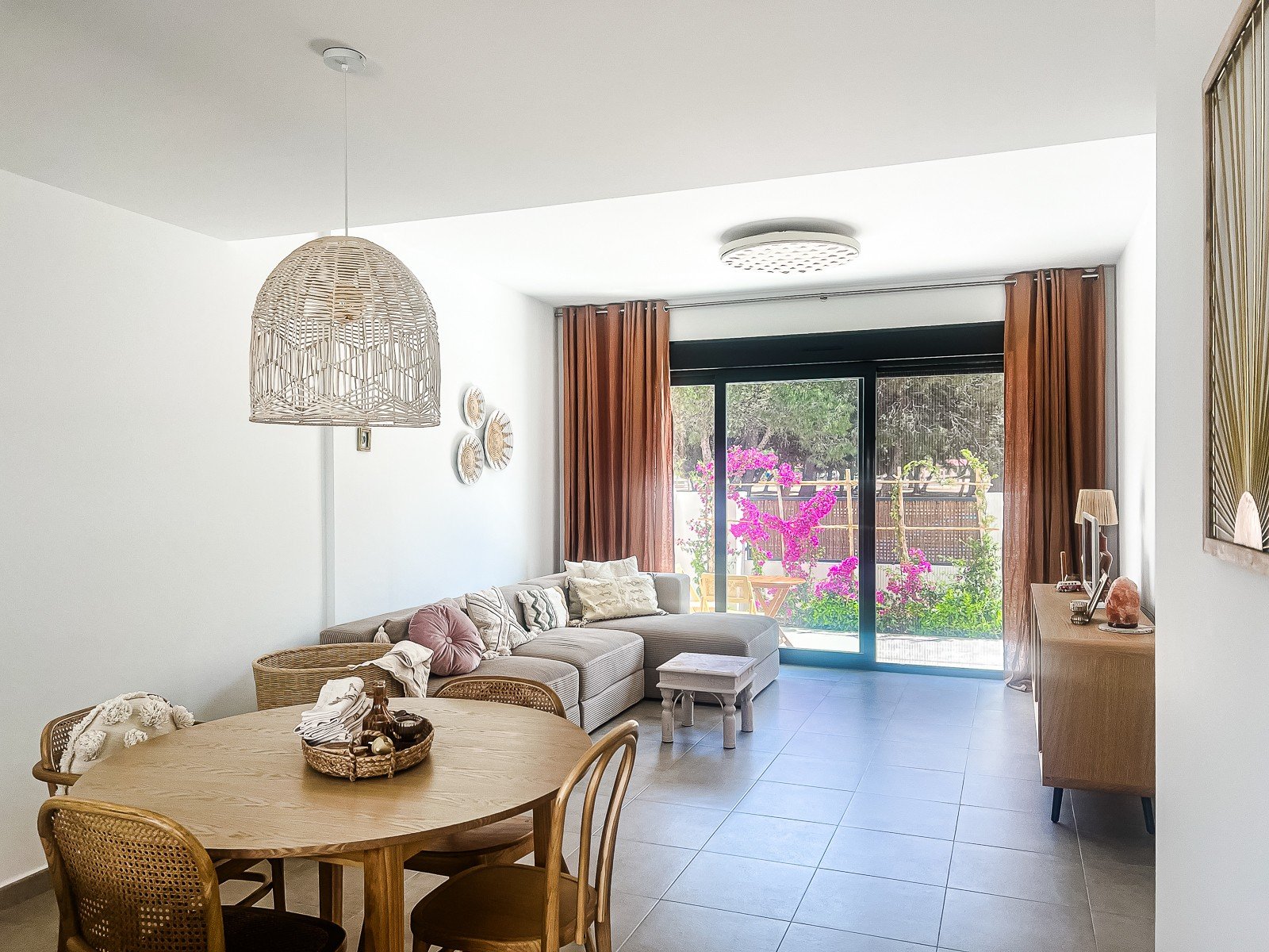 Apartamento en planta baja de estilo ibicenco a tan solo 800 m de la playa